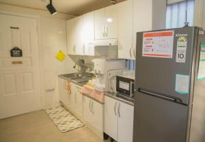 首尔House Mongja的厨房配有冰箱和水槽