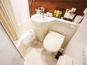 挂川市HOTEL LiVEMAX Kakegawa-Ekimae的一间带卫生间和水槽的小浴室
