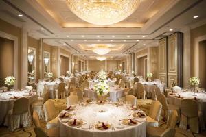 香港马哥孛罗香港酒店的宴会厅配有白色的桌椅和吊灯