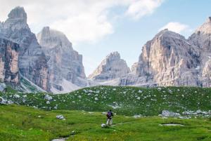 摩德纳迪-坎皮格里奥Campiglio Bilocale Monte Spinale的站在山地的地里的人