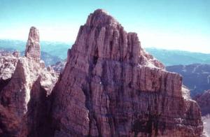 摩德纳迪-坎皮格里奥Campiglio Trilocale Cima Tosa的山中的一个大型岩层