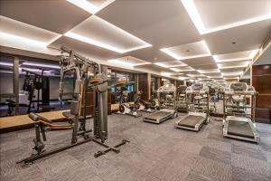 巴纳内拉斯Grand Sylhet Hotel & Resort的健身房设有数台跑步机和跑步机