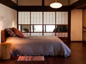 南丹市Casa Miyama的一间卧室设有一张床和一个大窗户