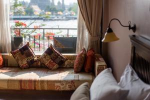 曼谷萨拉阿伦酒店的带沙发和窗户的客厅