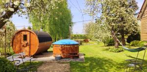 MońkiAgroturystyka u Pruszyńskich的一座小木船舱,船在院子里