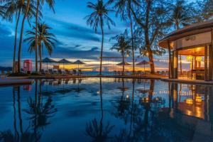 邦涛海滩SAii Laguna Phuket的棕榈树游泳池及度假村