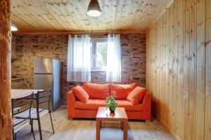 KanakádesTerezina wood house的客厅配有橙色沙发和桌子