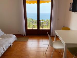 卡莱利亚德帕拉弗鲁赫尔Wonderful Apartment with Outstanding Views - Calella de Palfrugell的配有一张床和一张桌子及椅子的房间