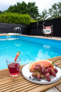 奥德多普Luxe vakantiehuis Nova met zwembad的池边的一大盘食物和饮料
