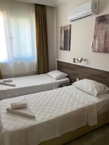 阿拉尼亚赛帕蒂公寓酒店 的酒店客房设有两张床和窗户。