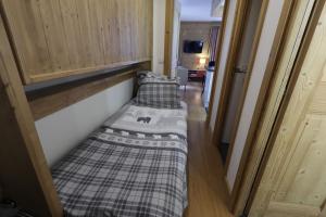 蒂涅Le Schuss Tignes, appartement cosy 4 personnes的走廊上设有两张床