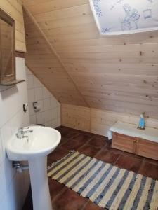 斯托尼拉斯奇Eskapada的浴室配有盥洗盆和浴缸。