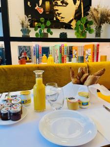桑利斯La bohème - Chambres d’hôtes的一张桌子,上面放着一盘食物和一瓶果汁