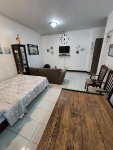 圣罗莎Ilia's Cozy Abode near Enchanted Kingdom & Nuvali的一间卧室设有一张床和一间客厅。