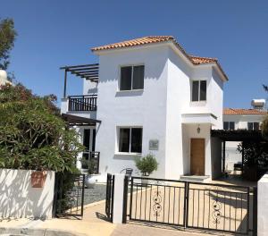 阿依纳帕Villa Kiveli的白色的房子,有黑色的大门