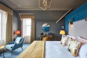 奥本No17 The Promenade的一间卧室设有一张大床和蓝色的墙壁