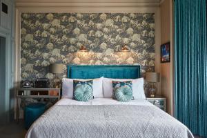 奥本No17 The Promenade的一间卧室配有一张大床和蓝色床头板