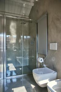 威尼斯Simone Cenedese Murano Apartments - Ambra的带淋浴、卫生间和盥洗盆的浴室