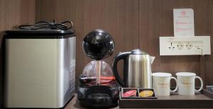 济州市华美达济州市酒店 的配有咖啡壶和烤面包机的柜台