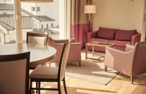 索拉索拉海滨酒店的客厅配有桌椅和沙发