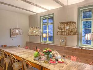 RiethtraumHaff Summer by Sea mit Kamin, privates NORDICSPA, Boot的一间带木桌和三盏灯的用餐室