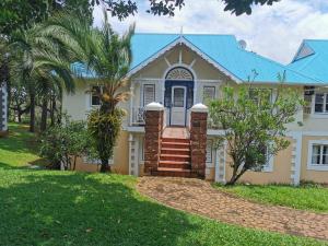 爱德华港20 Montego Bay - Caribbean Estates的蓝色屋顶的房子