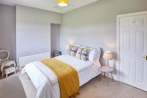 GreenheadHost & Stay - Ramblers Rest Cottage的一间卧室配有一张黄色毯子床