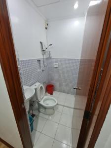 公主港KDC之家公寓的一间带卫生间和水槽的浴室