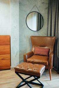 坎帕拉费尔威Spa酒店的棕色皮椅和镜子
