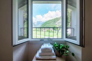 拉沃尔戈Stèla - rustic house in the heart of the Leventina的客房设有山景窗户。
