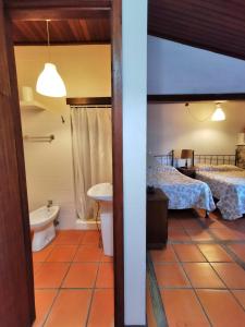 布拉加Casa do Faial - Braga的客房设有两张床和一间浴室。