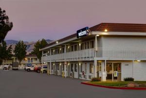 圣何塞圣荷西南部6号汽车旅馆 的前面有一个停车位的酒店