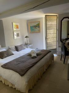 戈尔德La Borie en Provence的卧室内的一张带两个枕头的大床