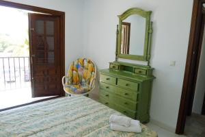 Los AmarguillosSunny Coastal 1 Bed Apartment - Vera Coast: 2mins to Beach的一间卧室配有绿色梳妆台和镜子