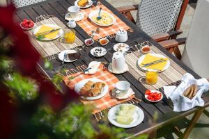 帕特农Chorostasi Guest House的一张野餐桌,上面有早餐食品