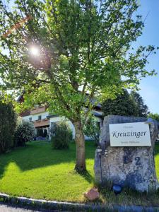 蒙德塞Pension Kreuzinger, 5310 Tiefgraben的树旁的岩石上的标志