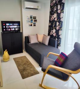 梅尔皮姆Mantra Holiday Home的带沙发和电视的客厅