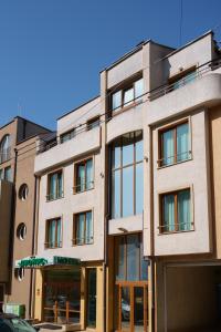 瓦尔纳迪奥尼斯酒店的街道上带窗户的公寓大楼