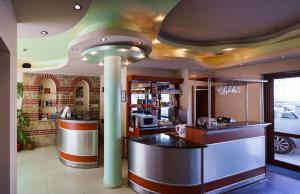 瓦尔纳迪奥尼斯酒店的餐厅的酒吧,在房间中设有柱子