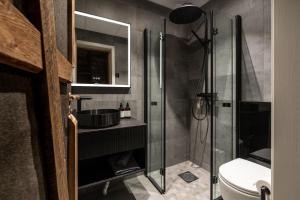 朗伊尔城贝斯坎普酒店的带淋浴和盥洗盆的浴室