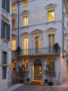 维罗纳Vista Palazzo的白色的建筑,带有看得见的标志