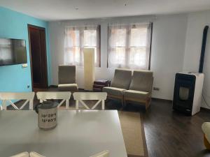 埃斯波特Precioso apartamento en Espot的带沙发和电视的客厅