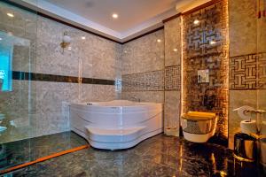 萨潘贾Cabir Deluxe Hotel Sapanca的客房内的浴室设有大浴缸