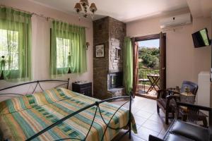 帕特农Chorostasi Guest House的一间卧室设有一张床和一个阳台
