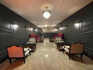 孟买Gulf Hotel Mumbai- The Boutique Hotel Colaba Mumbai的一间有一堆椅子的等候室