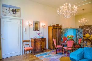 哈莱姆B&B Het Hart van Haarlem的客厅配有桌椅和吊灯。