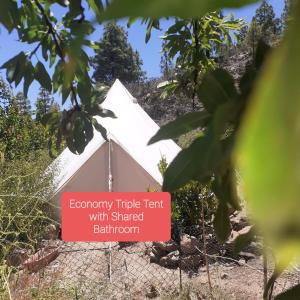 圣巴托洛梅La finca del don Ganapati的帐篷配有阅读经济型三人帐篷的标志和共用浴室