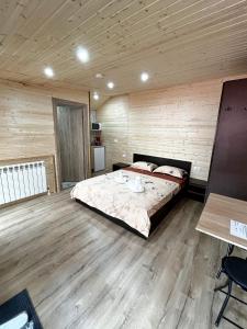 康斯坦察Magic Box的木制客房内的一间卧室配有一张大床