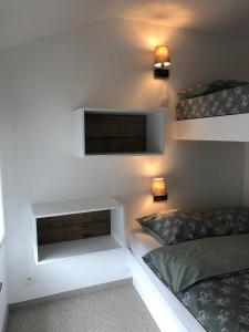 LimbourgGîte Jaja的客房设有两张床和一台墙上的电视。