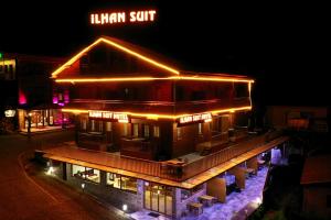 乌宗Ilhan Suite Hotel的一座晚上有灯的建筑